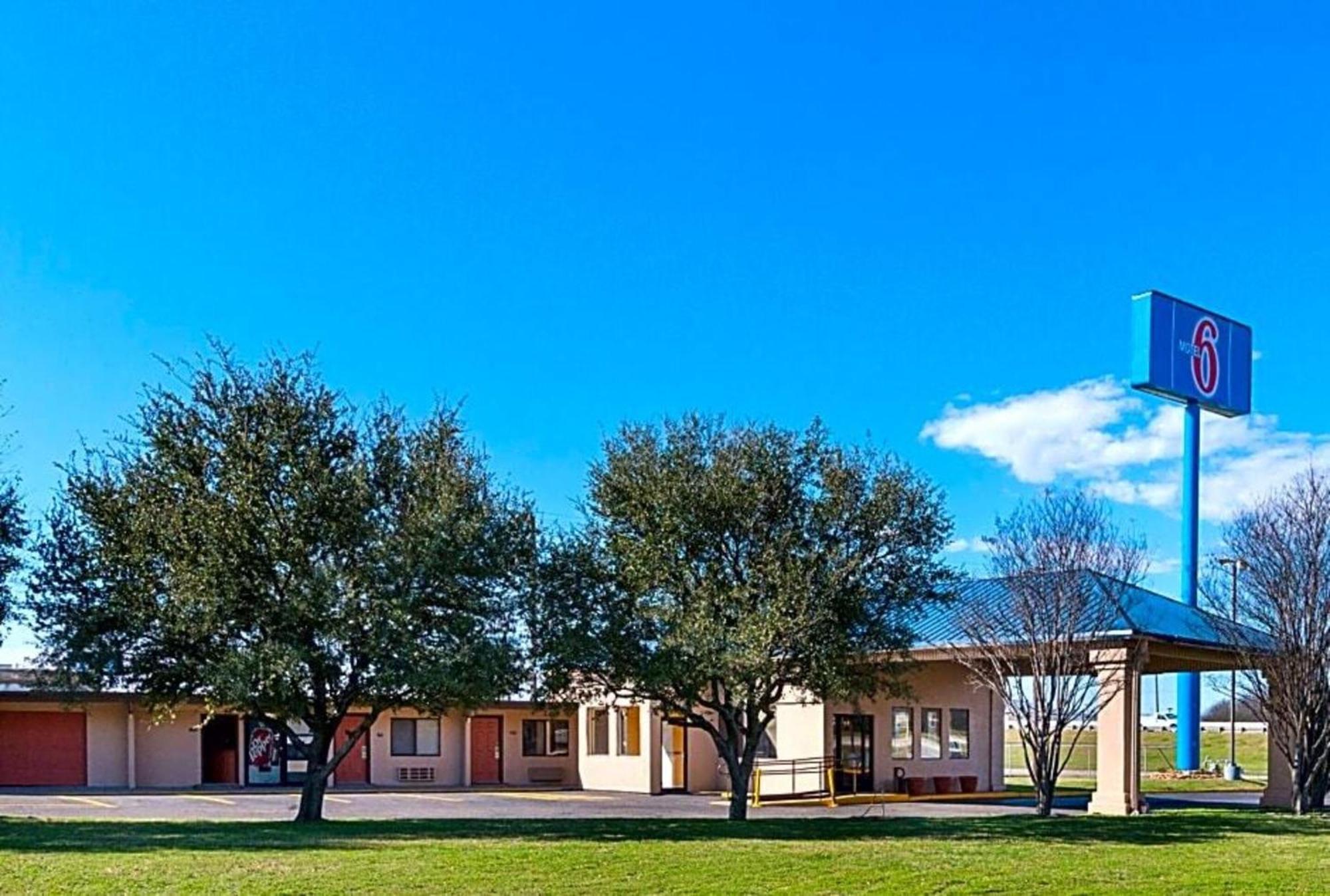 Where to Stay Near Helen Marie Taylor Museum: 7 Budget Picks
