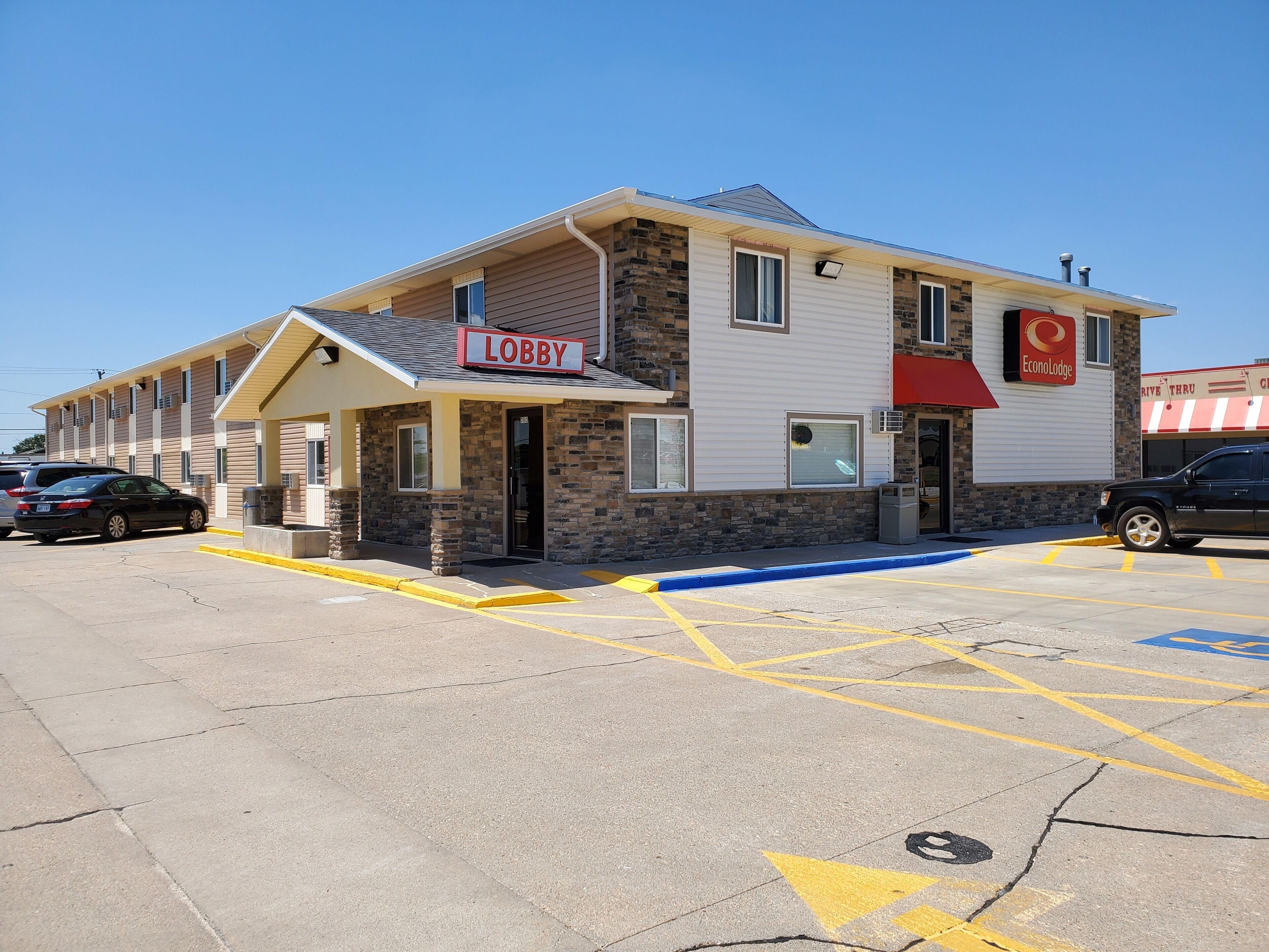 4 Smart Couple Hotels Near Fort Hays Historical Museums