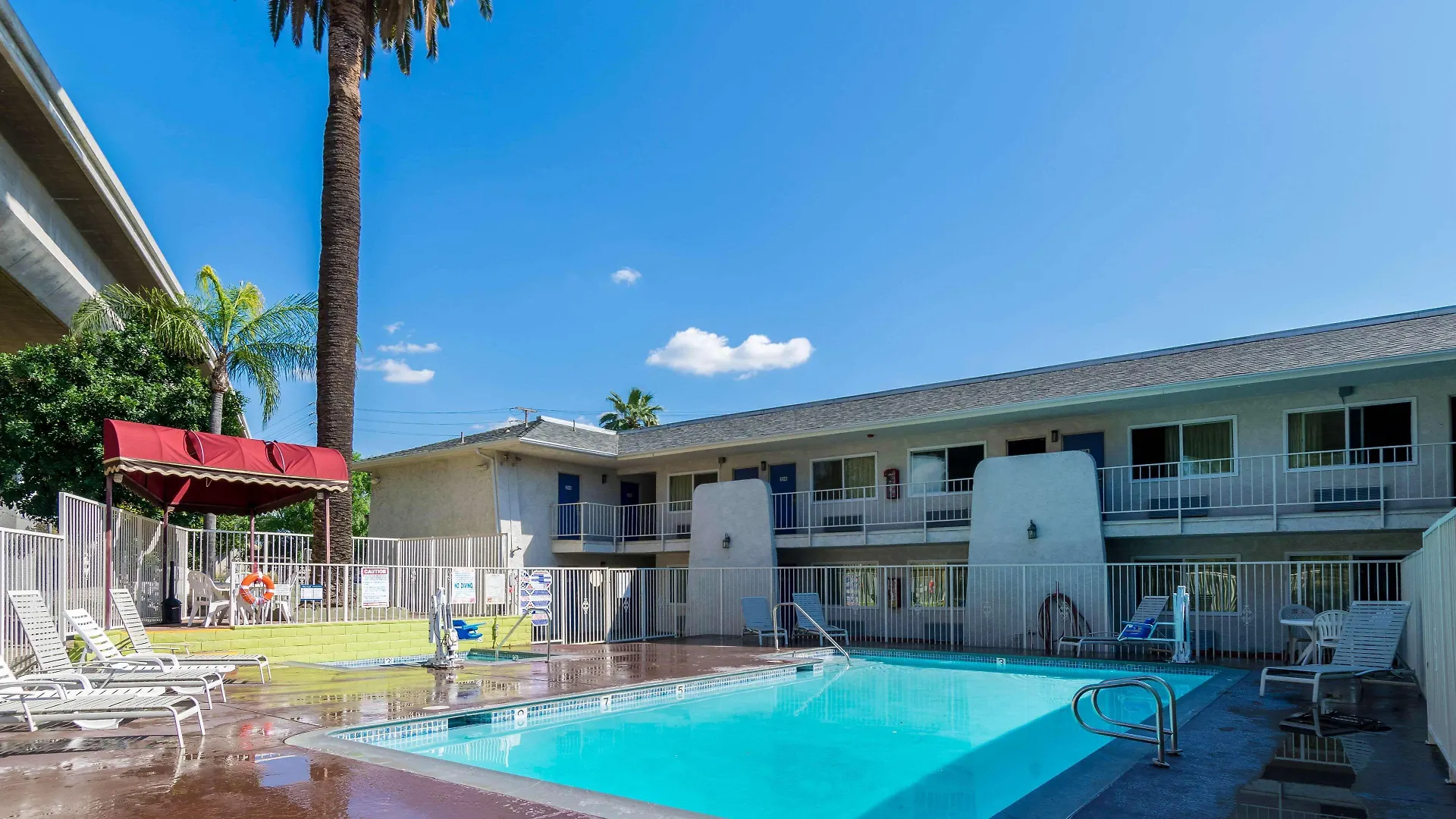 5 Smart Airport Hotels Near Inland Shopping Center to Book