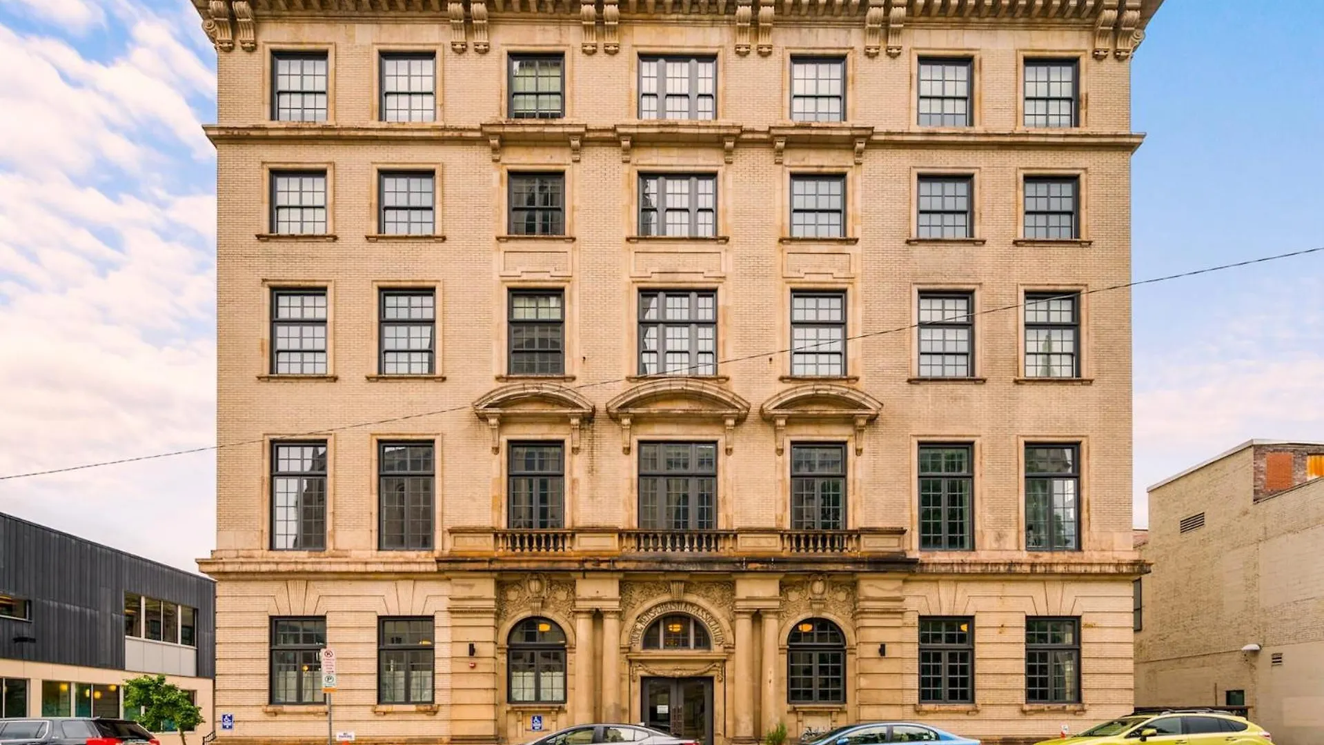 4 Hotels Near Carnegie Museum of Natural History for Easy Access