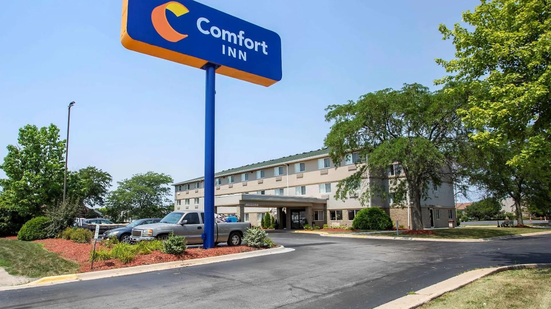 Staying Near Rockford Plaza: 4 Budget Hotels Compared