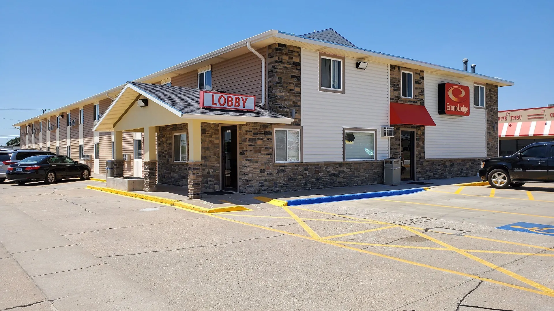 4 Smart Couple Hotels Near Fort Hays Historical Museums