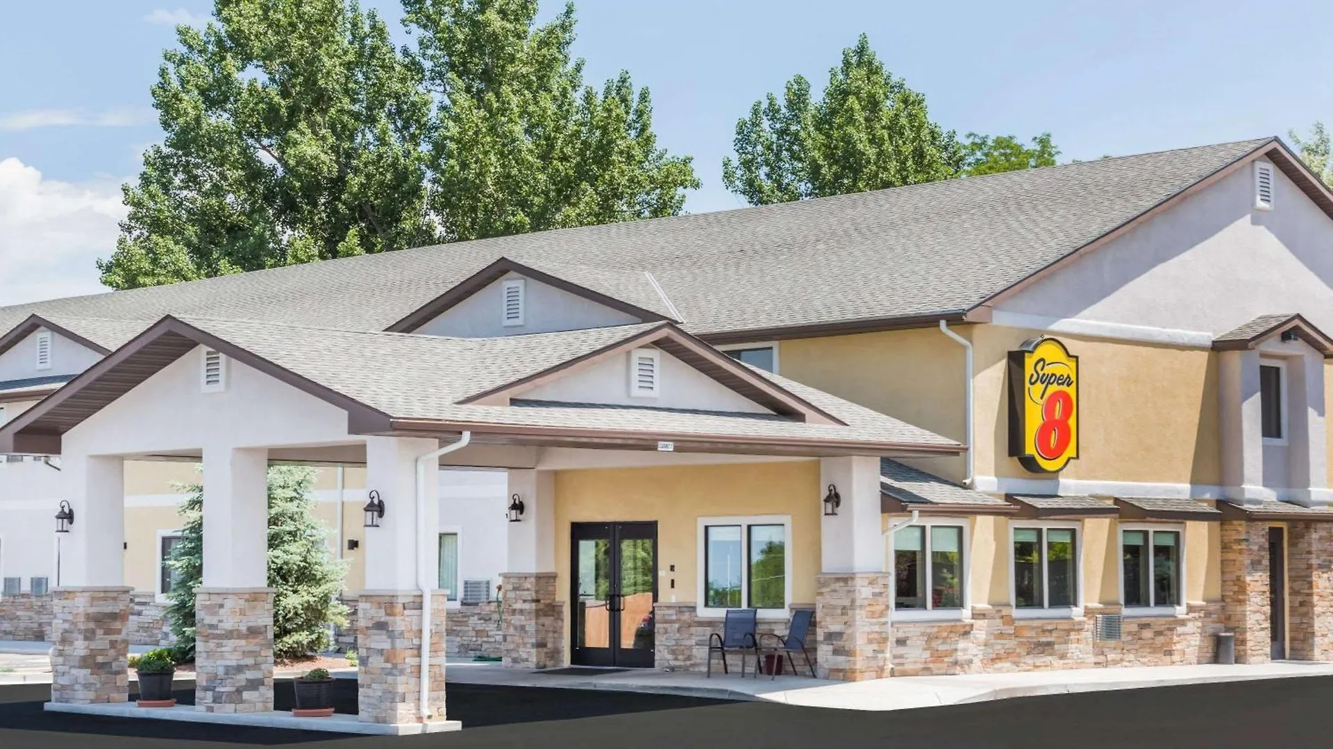 4 Historic Area Hotels Close to Montrose Botanic Gardens