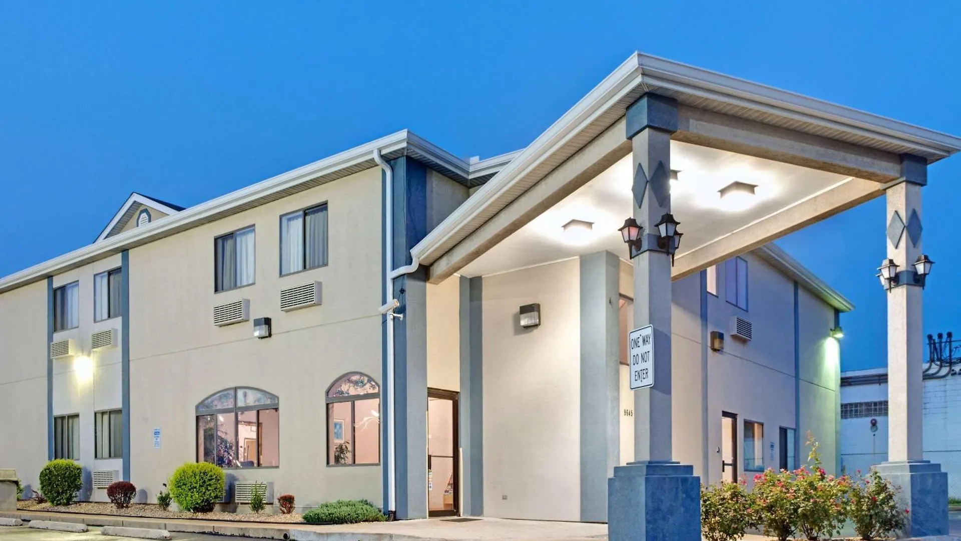 7 Smart Airport Hotels Near VFW 6211 Worth Booking
